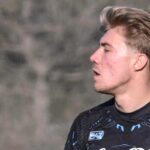 Rasmus Hojlund visto di profilo durante un allenamento col Napoli.