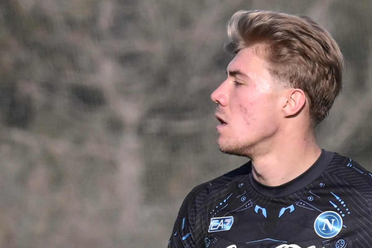 Rasmus Hojlund visto di profilo durante un allenamento col Napoli.