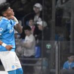 Alisson Santos del Napoli durante un momento di pausa in gara