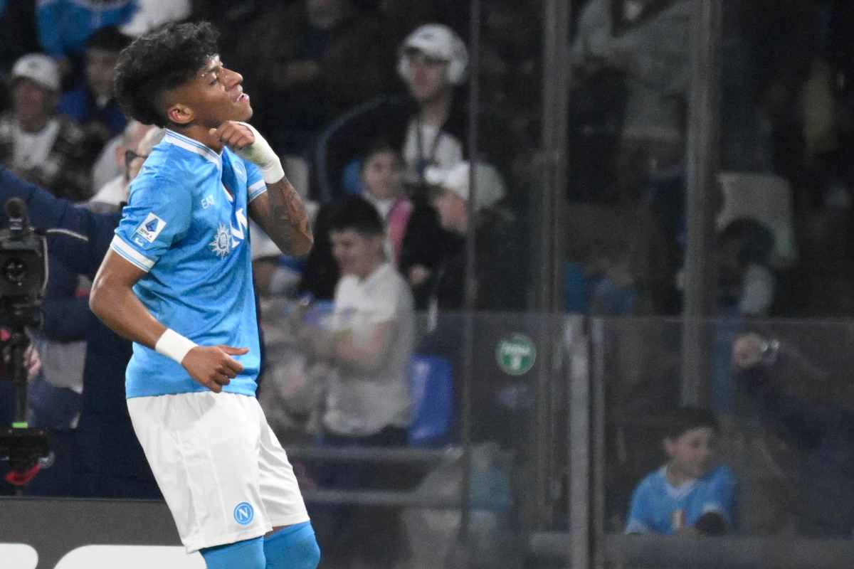 Alisson Santos del Napoli durante un momento di pausa in gara