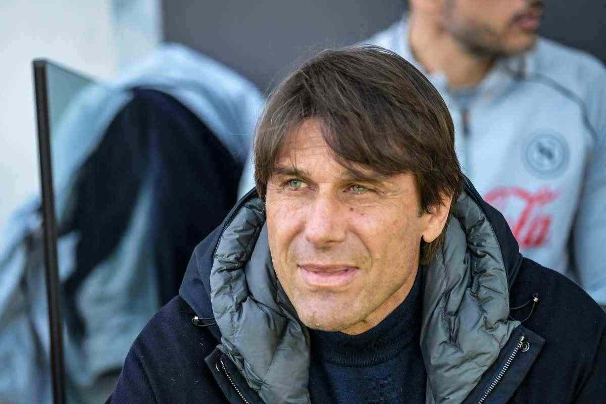 Antonio Conte guarda fuori obiettivo