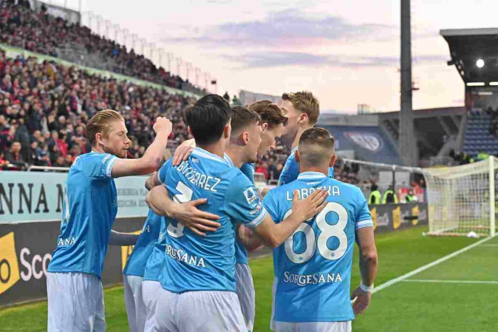 Calciatori del Napoli in tenuta azzurra esultano dopo il gol di Scott McTominay a Cagliari.