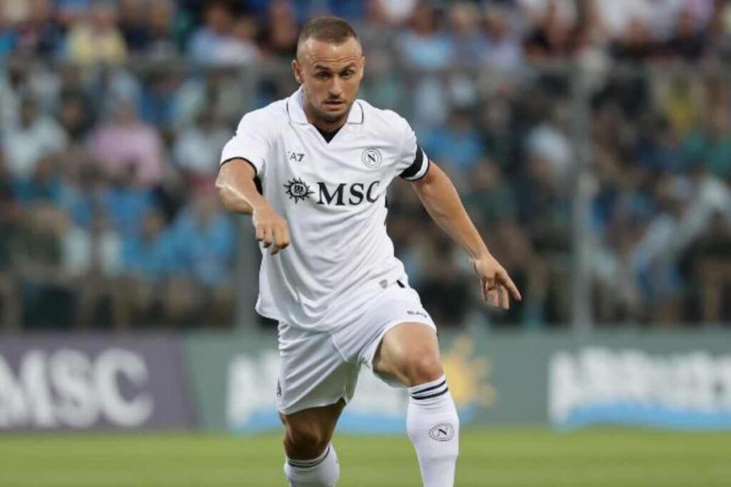 Stanislav Lobotka in tenuta del Napoli da trasferta in campo durante una azione di gioco