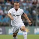 Stanislav Lobotka in tenuta del Napoli da trasferta in campo durante una azione di gioco