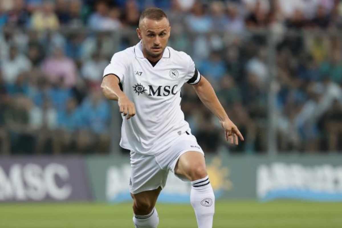 Stanislav Lobotka in tenuta del Napoli da trasferta in campo durante una azione di gioco