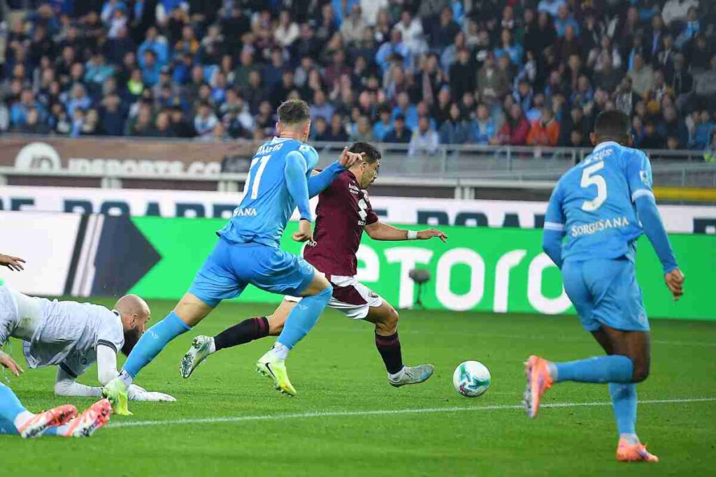 Giovanni Simeone calcia in porta per il gol in Torino-Napoli dell'andata