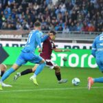 Giovanni Simeone calcia in porta per il gol in Torino-Napoli dell'andata