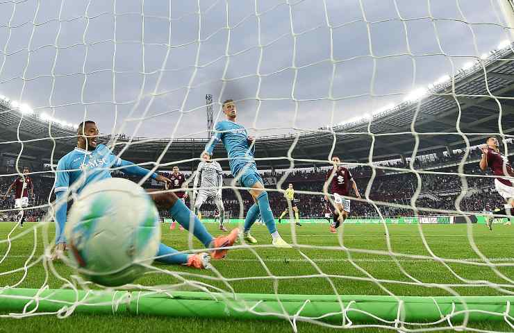 Pallone in porta in Torino-Napoli dell'andata