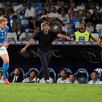 Antonio Conte sullo sfondo con Kevin De Bruyne del Napoli e Gabriele Zappa del Cagliari in campo.