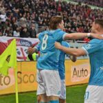 Scott McTominay ed altri calciatori del Napoli esultano accanto alla bandierina del corner dopo il gol dello scozzese in Cagliari-Napoli.