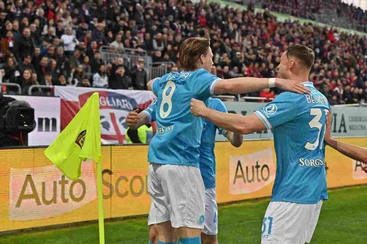 Scott McTominay ed altri calciatori del Napoli esultano accanto alla bandierina del corner dopo il gol dello scozzese in Cagliari-Napoli.