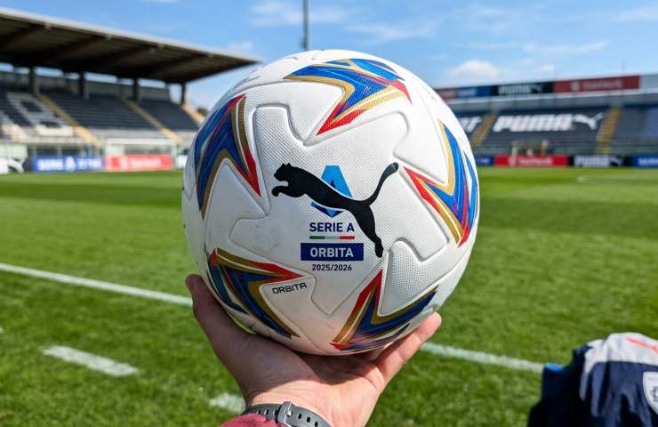 Pallone Puma Serie A 2025/2026 Orbita bianco in un stadio di calcio.