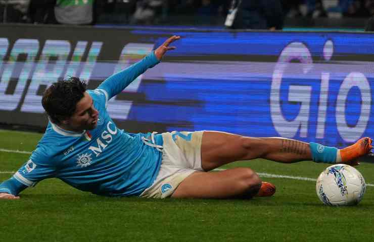 Antonio Vergara aggancia il pallone in scivolata indossando la divisa casalinga del Napoli.