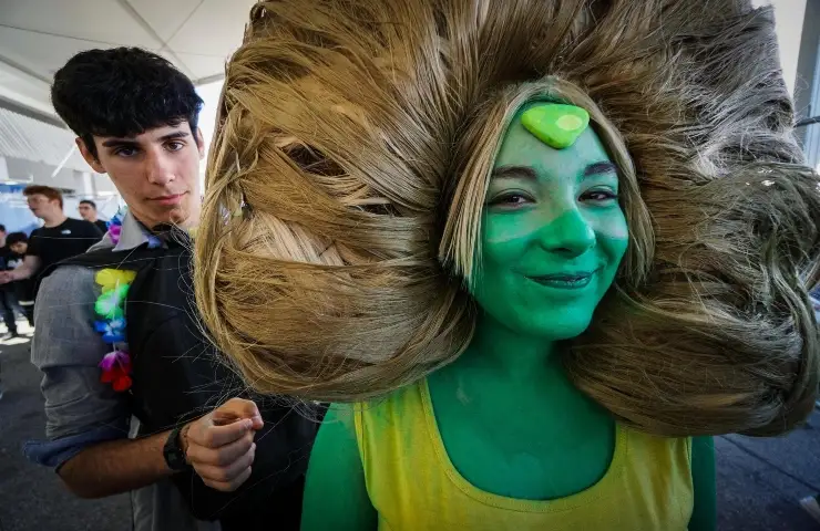 Ragazza in vesti da cosplayer che sorride all'obiettivo.