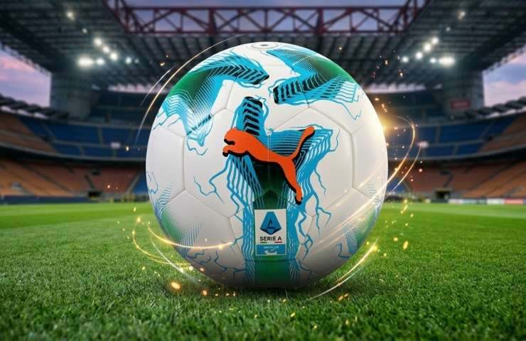 Il pallone ufficiale Puma Orbita della Serie A 2025/2026 sul campo del Meazza di Milano.