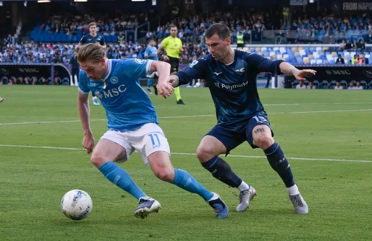 Kevin De Bruyne contrastato da Alessio Romagnoli in Napoli-Lazio.