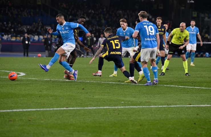 Un miomento di gioco di Napoli-Parma dell'andata a gennaio 2026 con Leonardo Spinazzola protagonista.