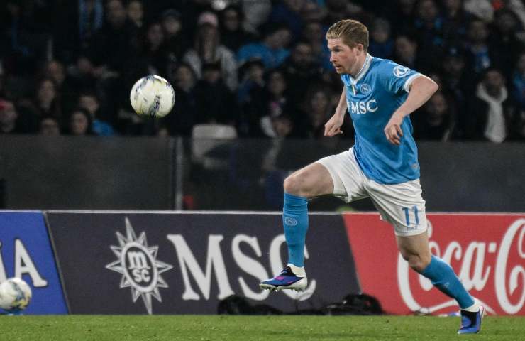Kevin De Bruyne in progressione durante un controllo del pallone in volo.