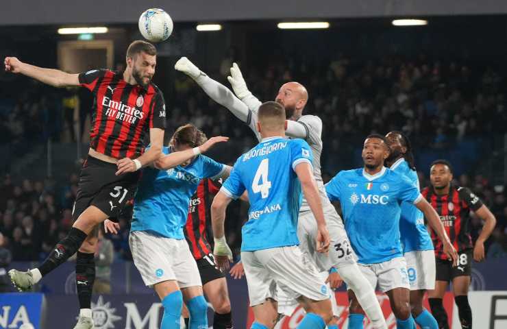 Il milanista Pavlovic colpisce il pallone di testa e sovrasta la difesa del Napoli.