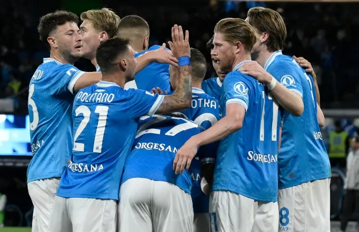 Calciatori del Napoli esultano tutti insieme festeggiando un gol dopo Napoli-Cremonese 4-0.