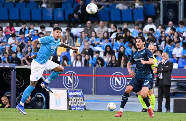 Mathias Olivera del Napoli e Matteo Cancellieri della Lazio si contendono un pallone.
