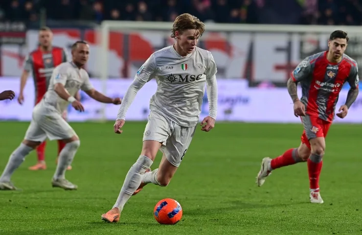 Scott McTominay avanza col pallone in Cremonese-Napoli dell'andata.