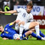 Pio Esposito contrastato da un avversario finisce a terra in Bosnia-Italia.