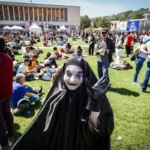 Cosplayer in posa nel parco della Mostra d'Oltremare per il Comicon di Napoli.
