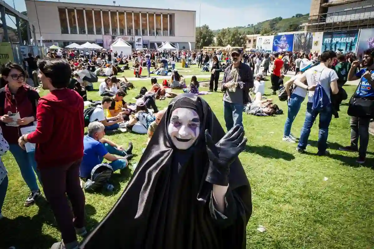 Cosplayer in posa nel parco della Mostra d'Oltremare per il Comicon di Napoli.