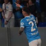 Matteo Politano corre verso i tifosi per festeggiare il suo gol in Napoli-Milan 1-0