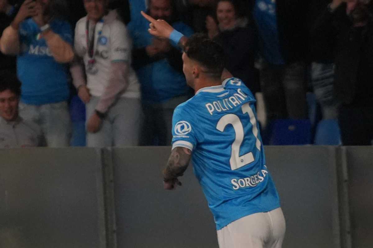 Matteo Politano corre verso i tifosi per festeggiare il suo gol in Napoli-Milan 1-0