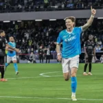 Scott McTominay sorride ed esulta correndo col braccio sinistro alzato dopo il suo gol in Napoli-Cremonese.