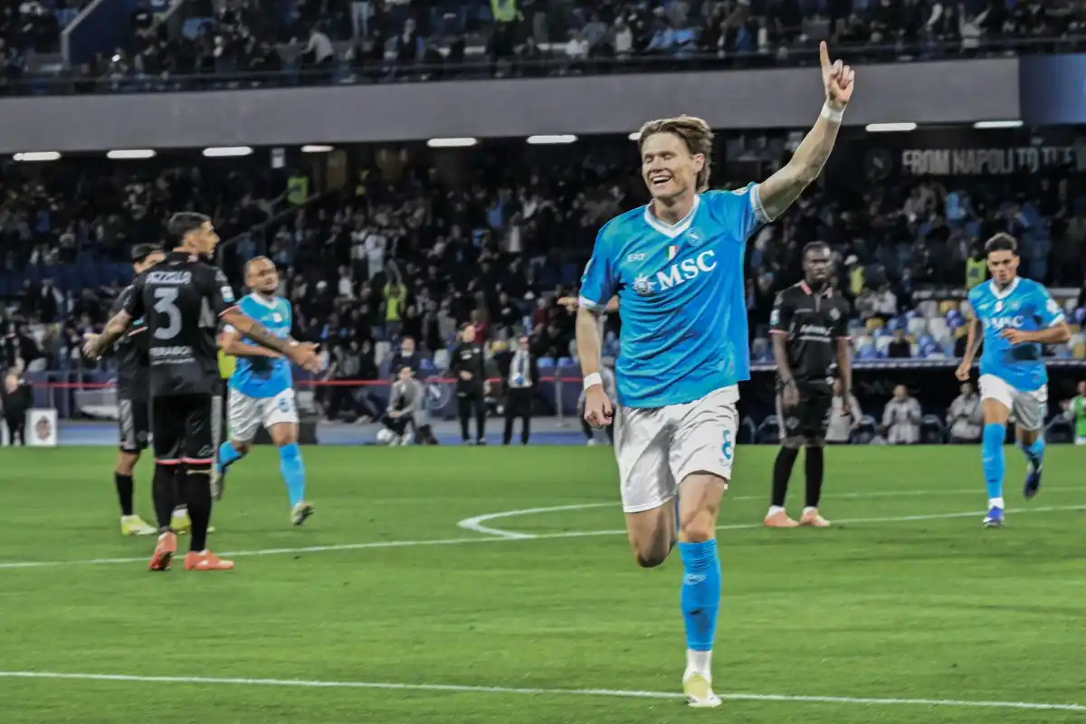 Scott McTominay sorride ed esulta correndo col braccio sinistro alzato dopo il suo gol in Napoli-Cremonese.