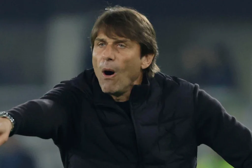 Antonio Conte con una espressione preoccupata mentre impartisce ordini.