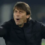 Antonio Conte con una espressione preoccupata mentre impartisce ordini.