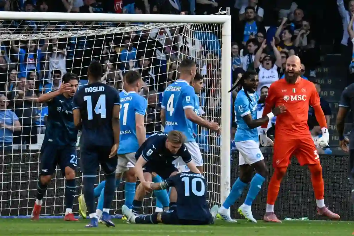 Calciatori del Napoli e della Lazio in campo durante un momento di gioco.