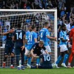 Calciatori del Napoli e della Lazio assiepati davanti alla porta partenopea.