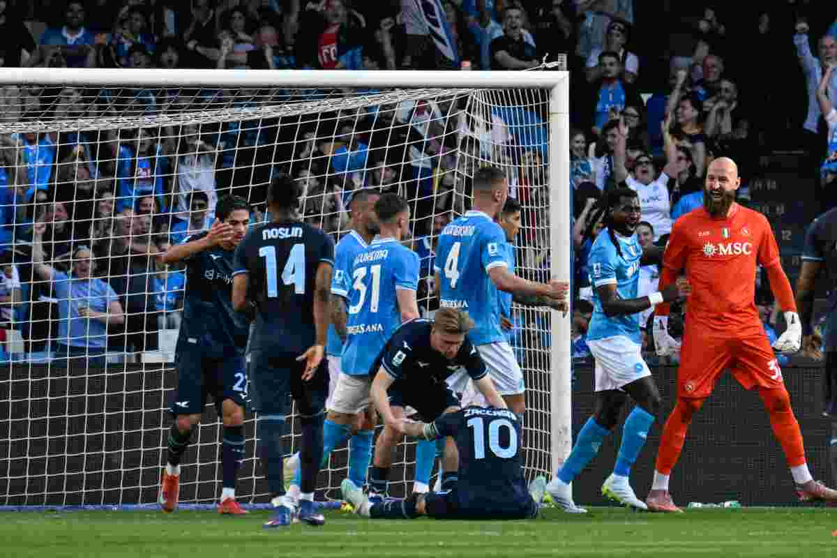 Calciatori del Napoli e della Lazio assiepati davanti alla porta partenopea.