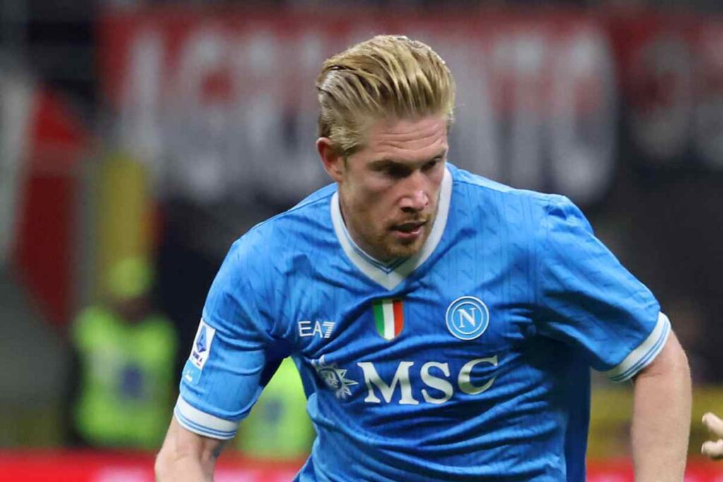 Kevin De Bruyne con la maglia azzurra del Napoli in una fase di gioco.
