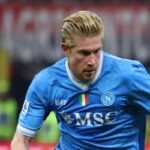 Kevin De Bruyne con la maglia azzurra del Napoli in una fase di gioco.