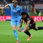 Kevin De Bruyne contrastato da Zachary Athekame in Milan-Napoli dello scorso settembre.