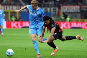Kevin De Bruyne contrastato da Zachary Athekame in Milan-Napoli dello scorso settembre.