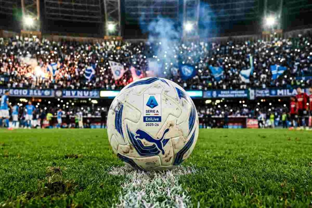 Pallone Serie A 2025-26 a centrocampo dello Stadio Maradona di notte per Napoli-Milan, tifosi e luci sugli spalti.