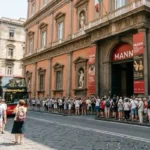 Turisti in coda all'ingresso del Museo Archeologico Nazionale di Napoli MANN per l'apertura gratuita del 25 aprile.