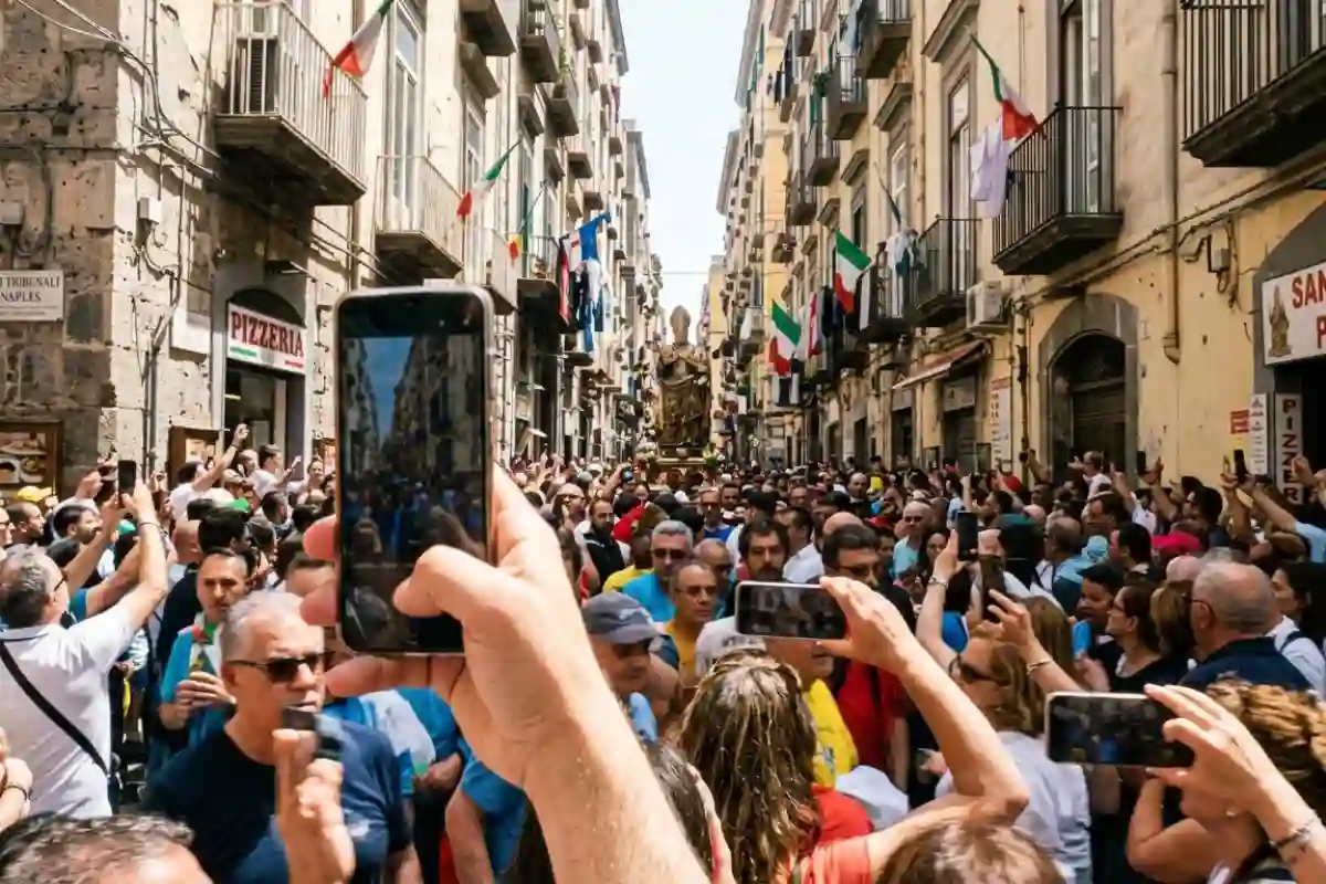 Folla in via dei Tribunali a Napoli durante la processione di San Gennaro con turisti e smartphone.