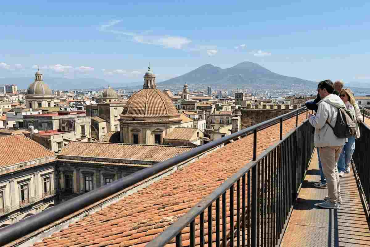 Passeggiata panoramica sui tetti del Duomo di Napoli con vista sul Vesuvio e centro storico durante il Maggio dei Monumenti 2026.