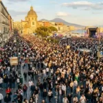 Folla di turisti a Napoli per il record di presenze e il festival musicale sul lungomare.