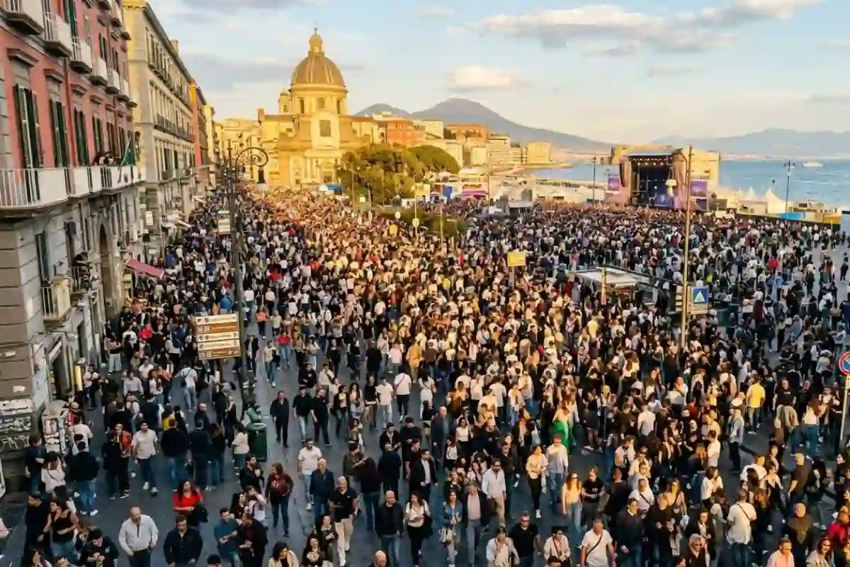 Folla di turisti a Napoli per il record di presenze e il festival musicale sul lungomare.
