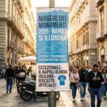 Manifesto del Maggio dei Monumenti 2026 e news riscatto Hojlund Napoli in una via del centro affollata al tramonto.
