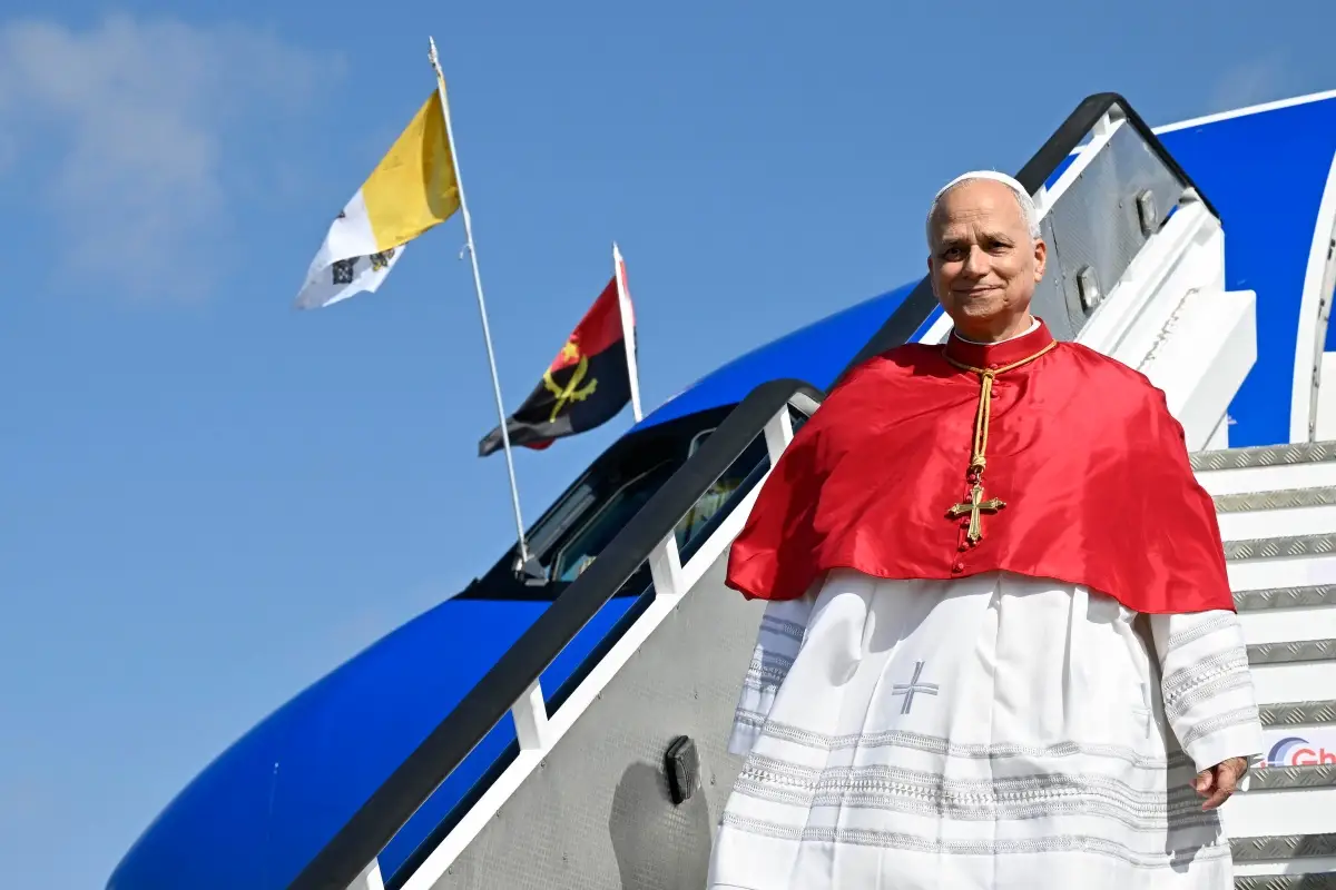 Papa Leone XIV ritratto mentre scende dall'aereo che lo ha portato in Angola.